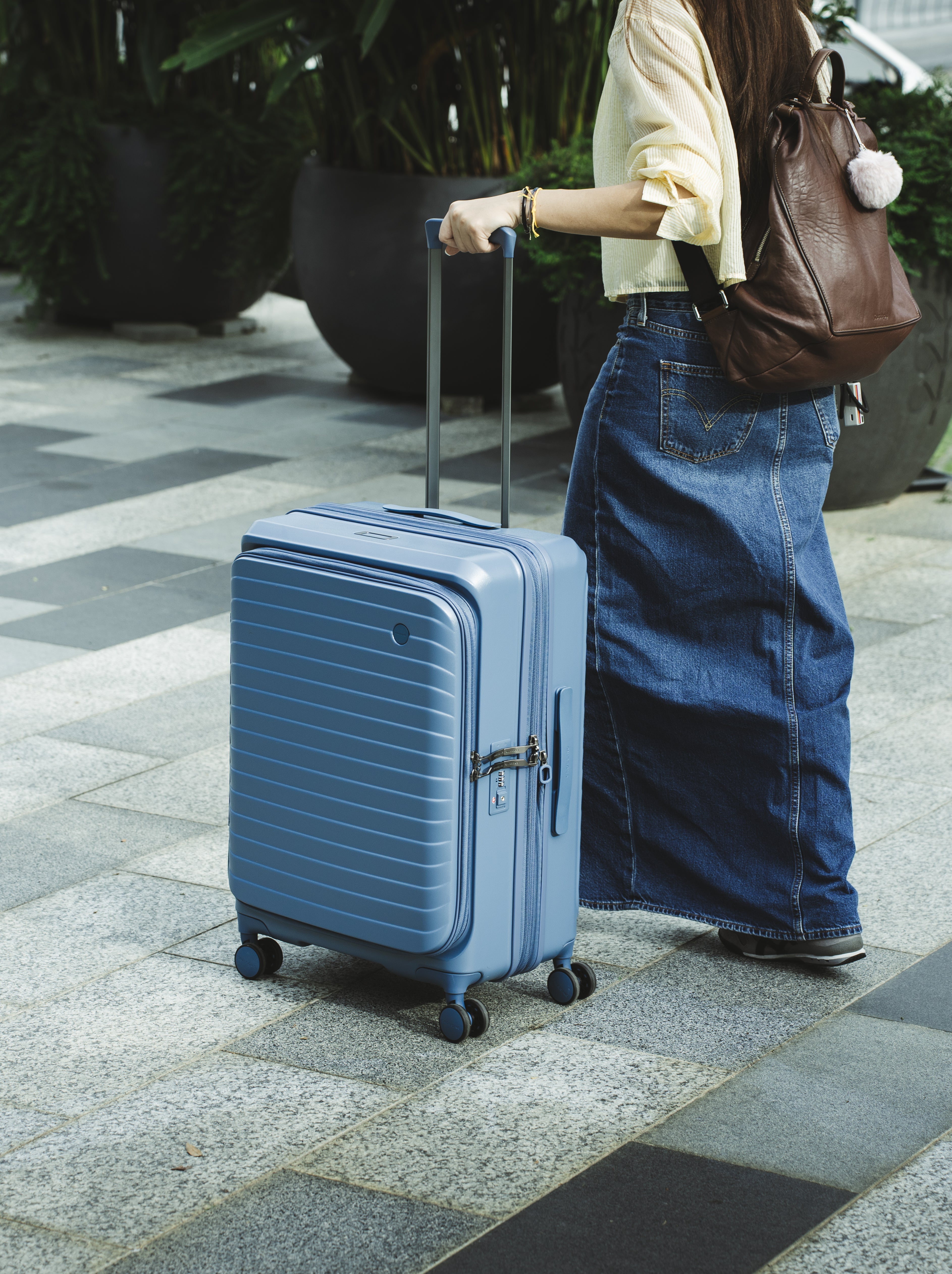 CROSSING INVI 25" Medium Expandable Luggage With Front & Middle Access V3 - Squash